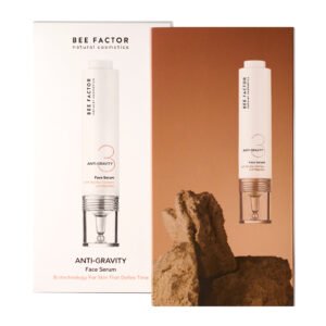 Wit-koperkleurige verpakking van Bee Factor Anti-Gravity-gezichtsserum met een rotscompositie.