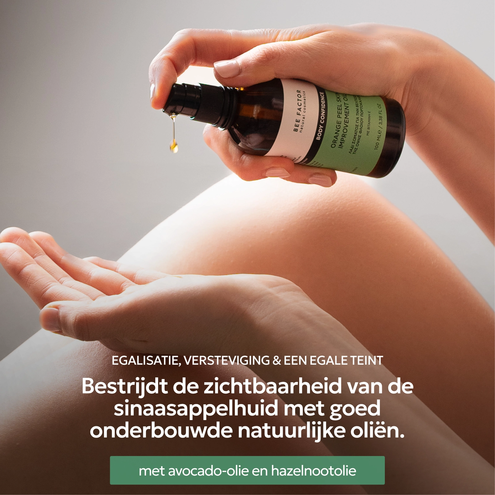 Een hand druppelt Anti-Orange Peel lichaamsolie van Bee Factor in de handpalm, boven een knie en met Nederlandse productinformatie.