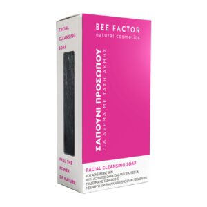 Roze-witte doos van Bee Factor Detox-gezichtszeep, schuin van voren gefotografeerd.