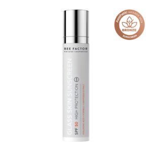Witte verpakking met zilverkleurige dop van Bee Factor Glass Skin-zonnebrandcrème SPF50.