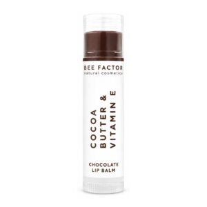 Bee Factor Lippenbalsem chocolade in een stift met doorzichtige dop.