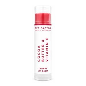 Bee Factor Lippenbalsem kers in een stift met doorzichtige dop.