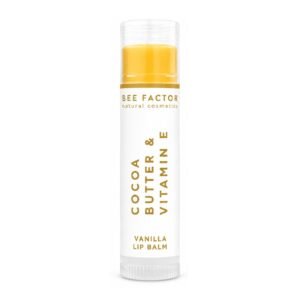 Bee Factor Lippenbalsem vanille in een stift met doorzichtige dop.