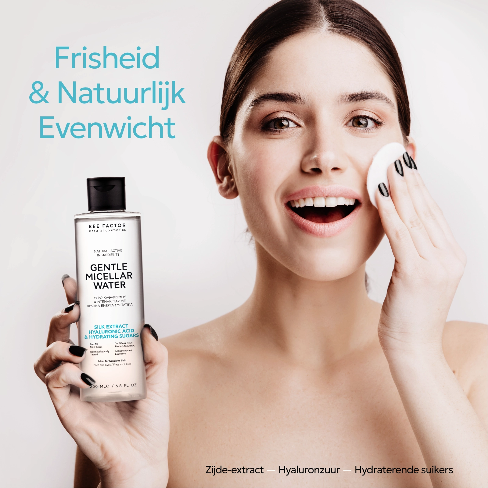 Vrouw houdt Bee Factor Mild micellair water vast en reinigt haar wang met een wattenschijfje.