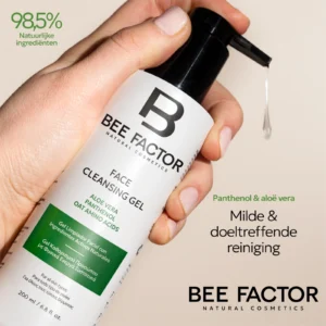 Hand met Bee Factor-reinigingsgel waarvan de zwarte doseerpomp een druppel gel afgeeft, met Nederlandse tekst.