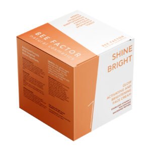Oranje-witte doos van Bee Factor SHINE BRIGHT-gezichtscrème, schuin van voren gefotografeerd.